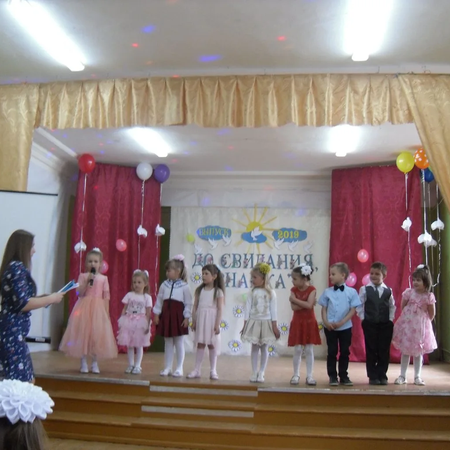 Выпускные праздники в школе "Знайка"