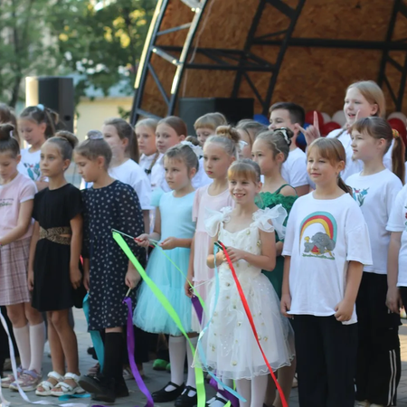 : « Детство-это я и ты»